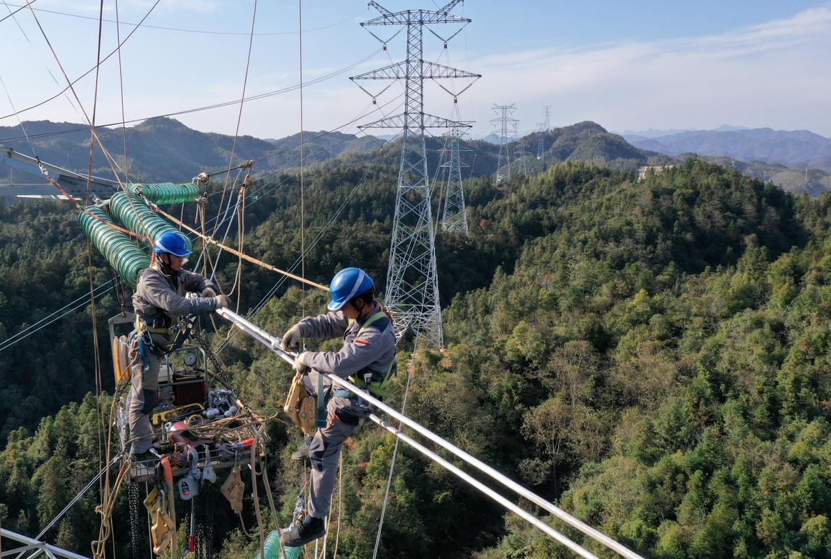 他们在大山里建设电力"天路"(4)