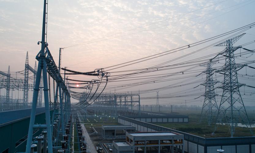 国网冀北电力建设全国最大的风电, 光伏及光热项目集群.