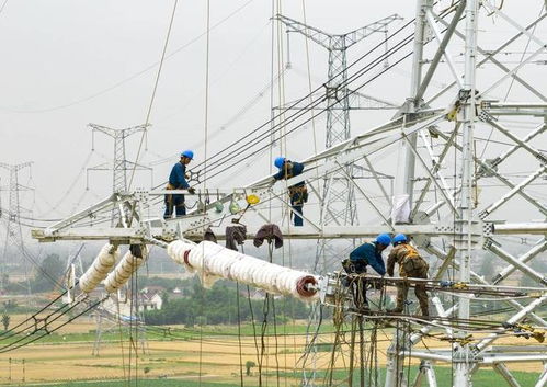 组图 江苏泰州 电力线路升高改造确保高铁建设稳步推进