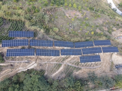 中国电力建设集团 基础设施 水电一局承建的小湾农牧光伏发电项目首批方阵顺利并网发电